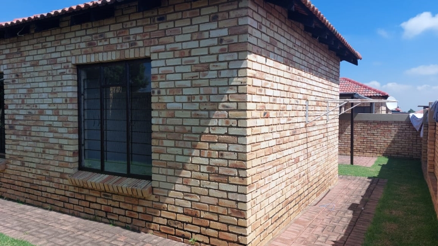 To Let 3 Bedroom Property for Rent in Greenhills Gauteng