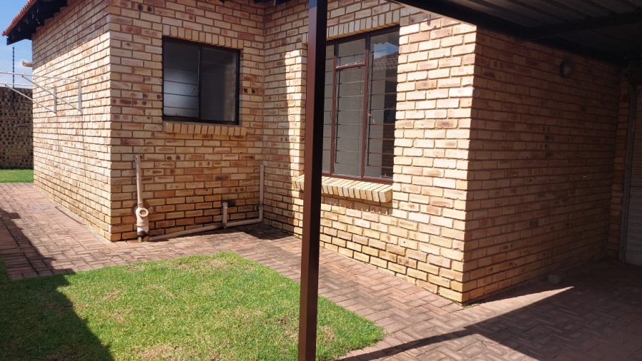 To Let 3 Bedroom Property for Rent in Greenhills Gauteng