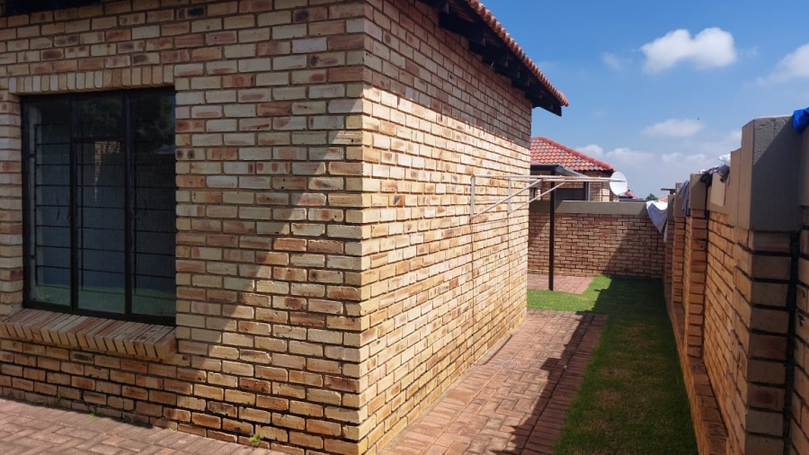 To Let 3 Bedroom Property for Rent in Greenhills Gauteng
