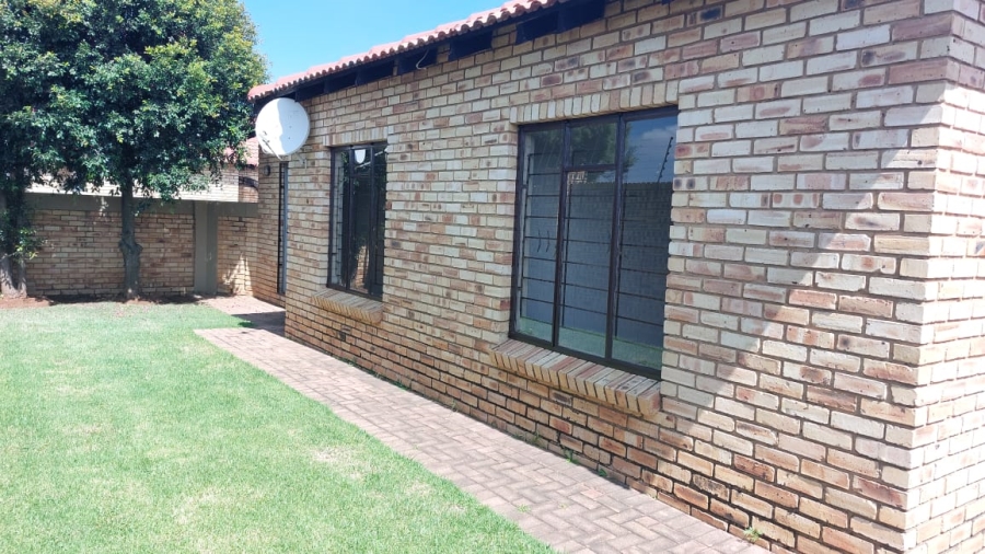 To Let 3 Bedroom Property for Rent in Greenhills Gauteng