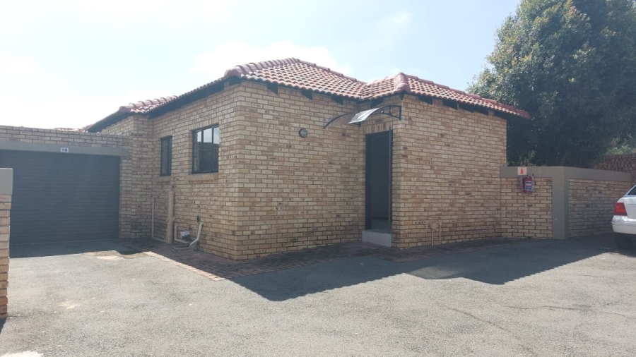 To Let 3 Bedroom Property for Rent in Greenhills Gauteng