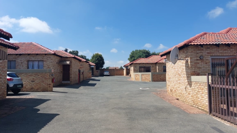 To Let 3 Bedroom Property for Rent in Greenhills Gauteng