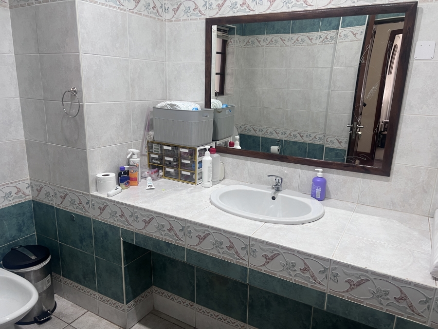 To Let 4 Bedroom Property for Rent in Waterkloof Gauteng