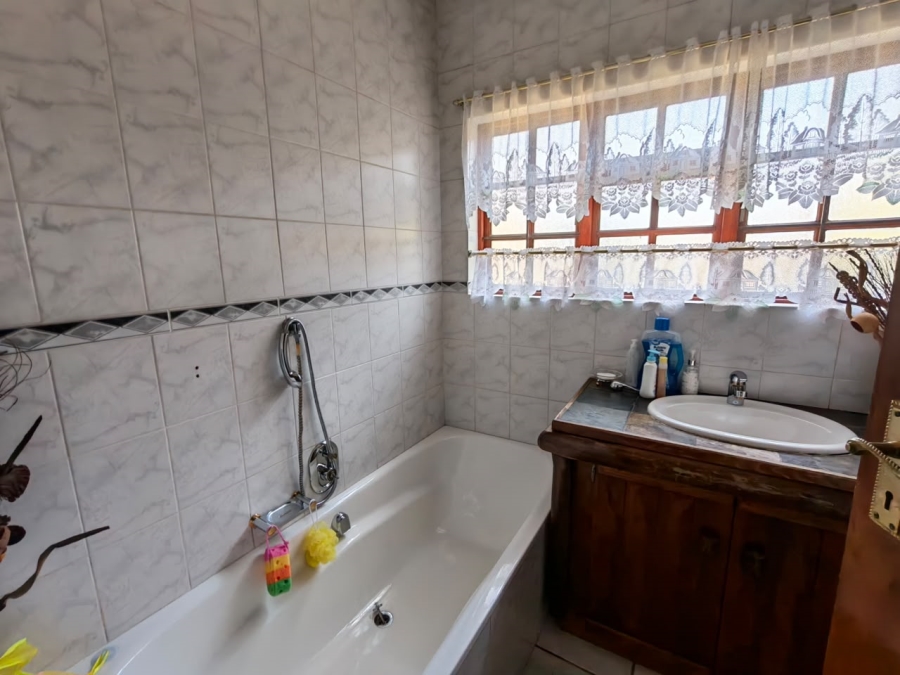 6 Bedroom Property for Sale in Ninapark Gauteng