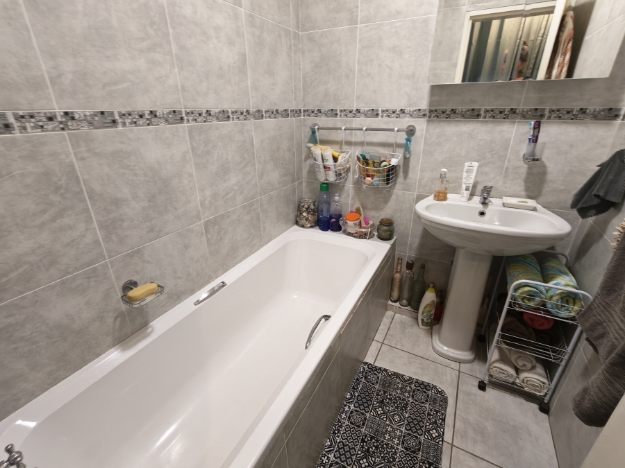 2 Bedroom Property for Sale in Pretoria North Gauteng