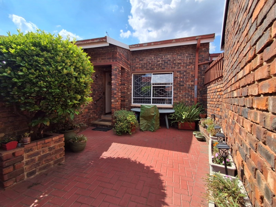 2 Bedroom Property for Sale in Three Rivers Gauteng
