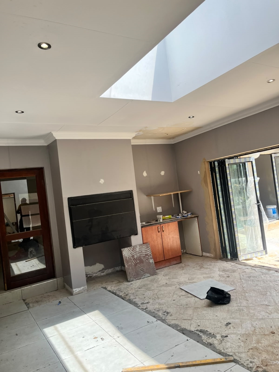 To Let 4 Bedroom Property for Rent in Garsfontein Gauteng