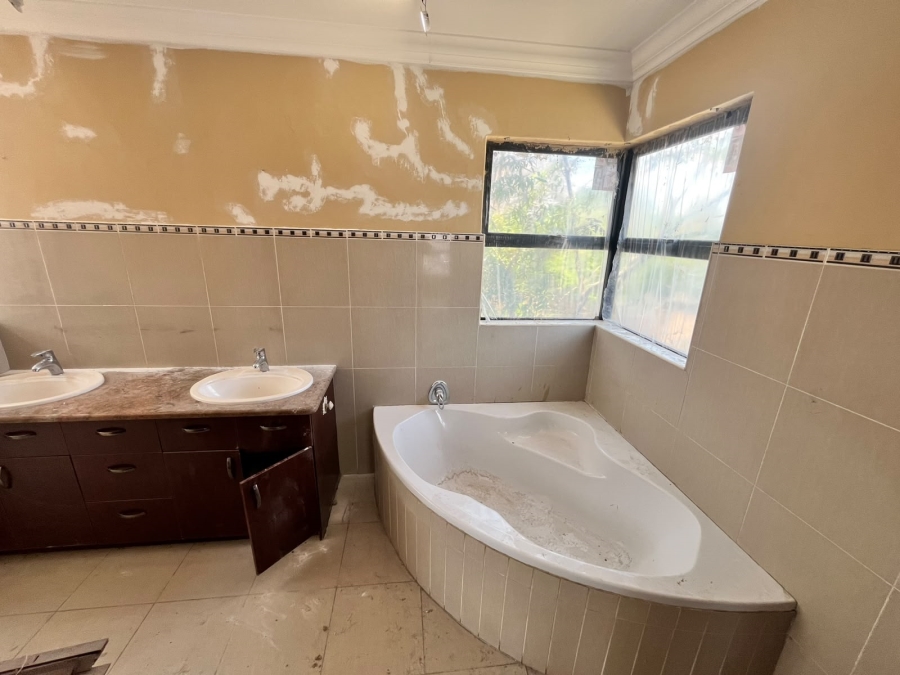 To Let 4 Bedroom Property for Rent in Garsfontein Gauteng