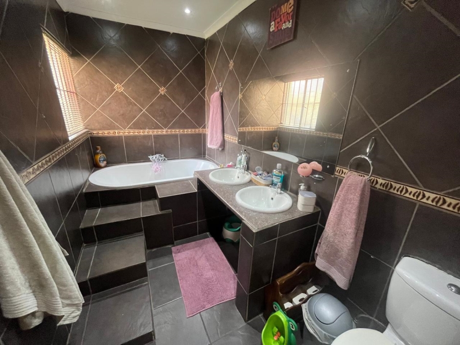 5 Bedroom Property for Sale in Brackendowns Gauteng