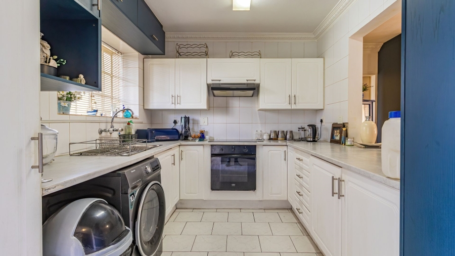 1 Bedroom Property for Sale in Die Hoewes Gauteng