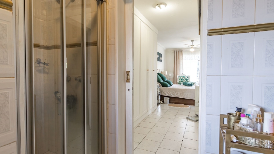 1 Bedroom Property for Sale in Die Hoewes Gauteng
