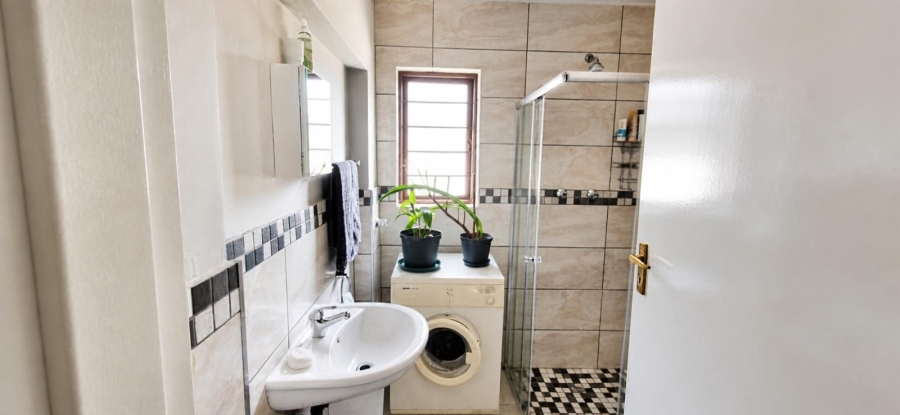 2 Bedroom Property for Sale in Erand Gardens Gauteng