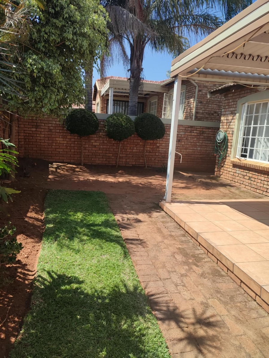 3 Bedroom Property for Sale in Honeydew Grove Gauteng