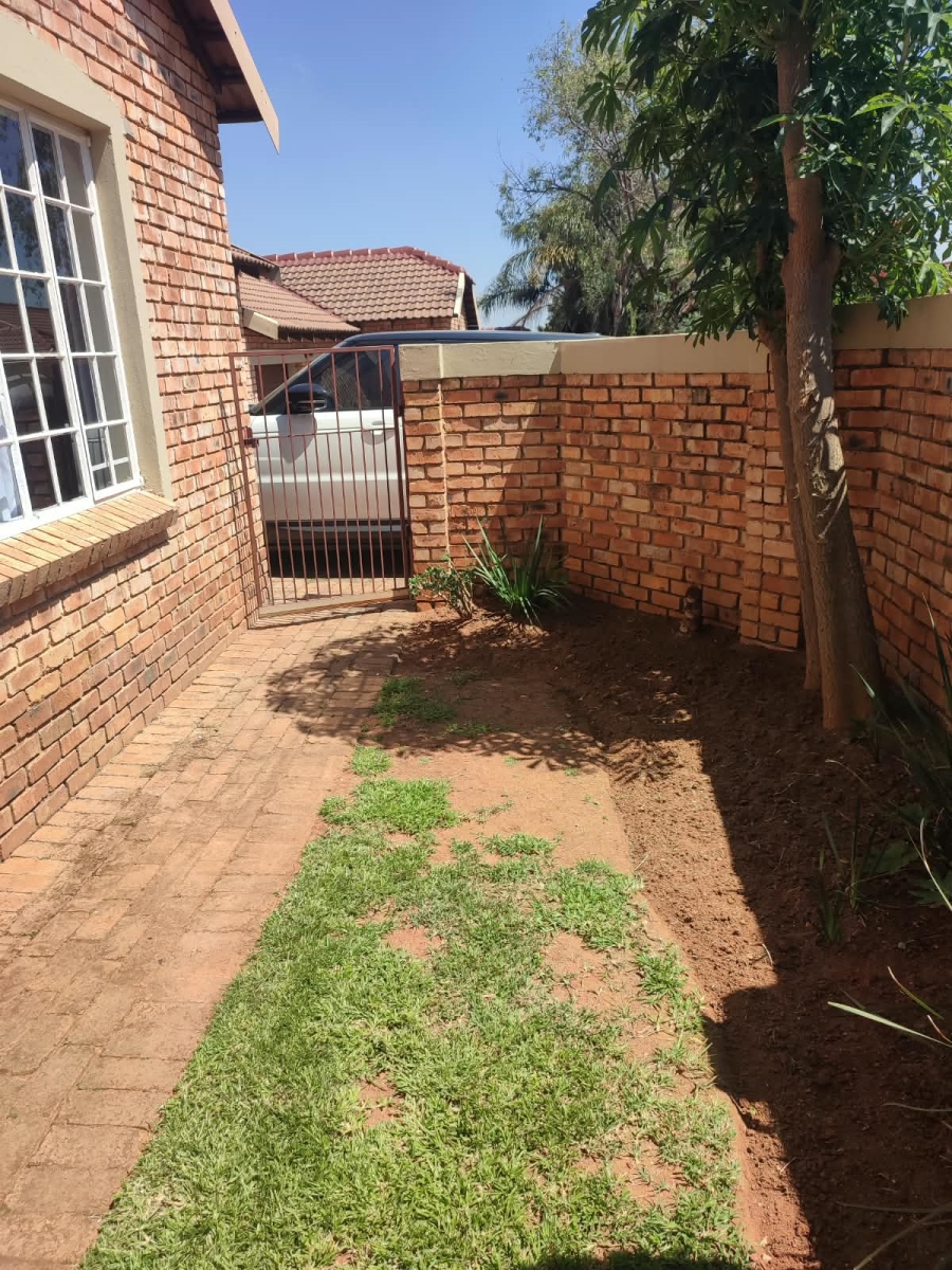 3 Bedroom Property for Sale in Honeydew Grove Gauteng