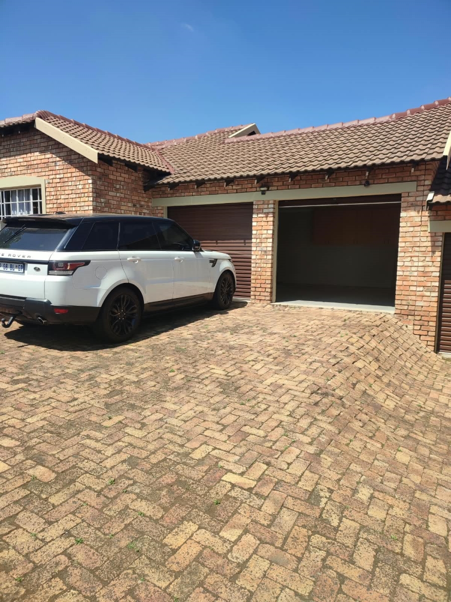 3 Bedroom Property for Sale in Honeydew Grove Gauteng