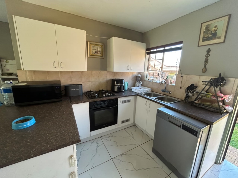 To Let 2 Bedroom Property for Rent in Wilgeheuwel Gauteng
