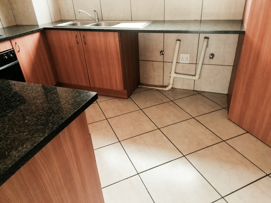 To Let 2 Bedroom Property for Rent in Florida Glen Gauteng