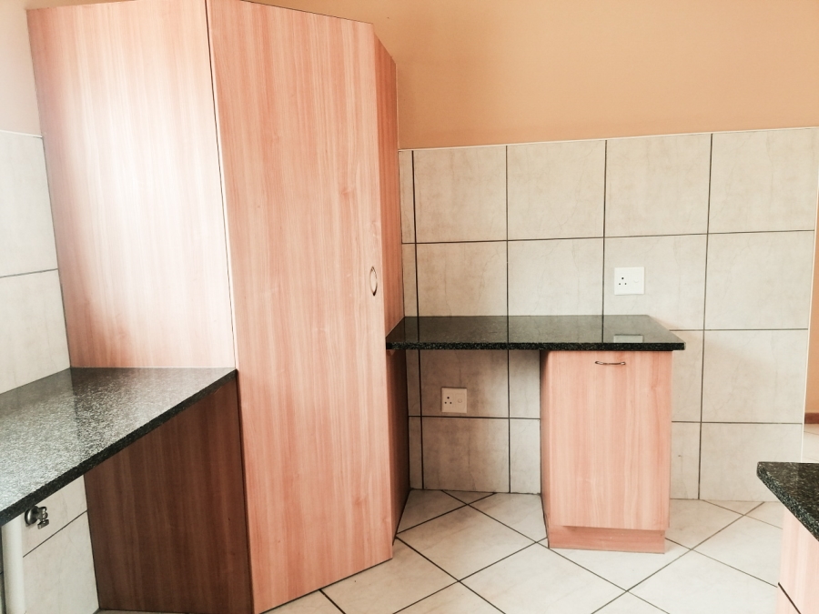 To Let 2 Bedroom Property for Rent in Florida Glen Gauteng