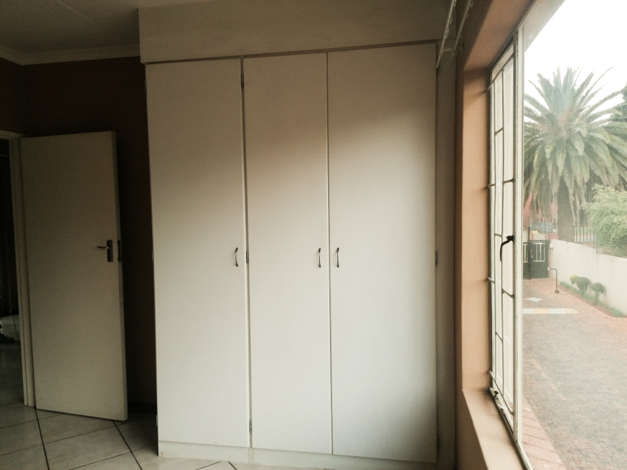 To Let 2 Bedroom Property for Rent in Florida Glen Gauteng