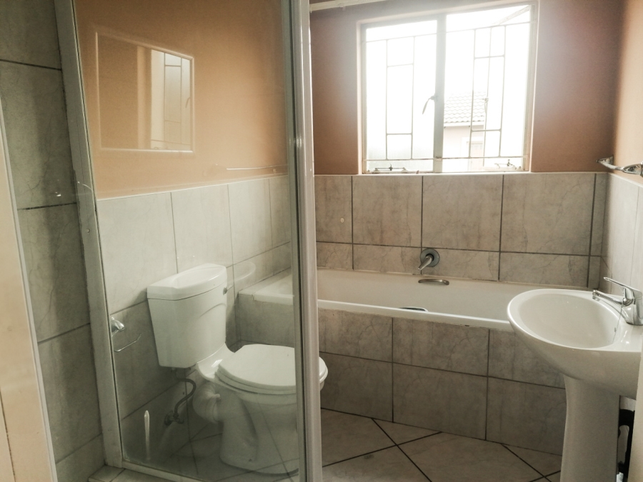 To Let 2 Bedroom Property for Rent in Florida Glen Gauteng