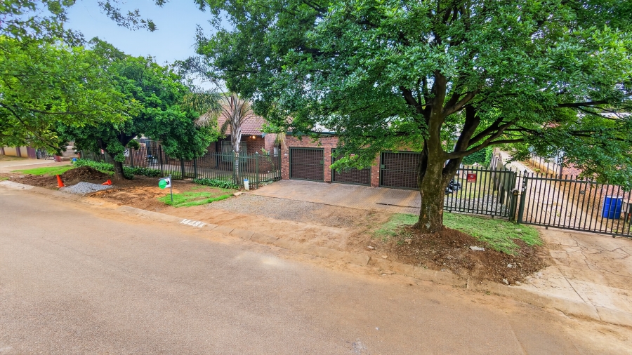 3 Bedroom Property for Sale in Waverley Gauteng