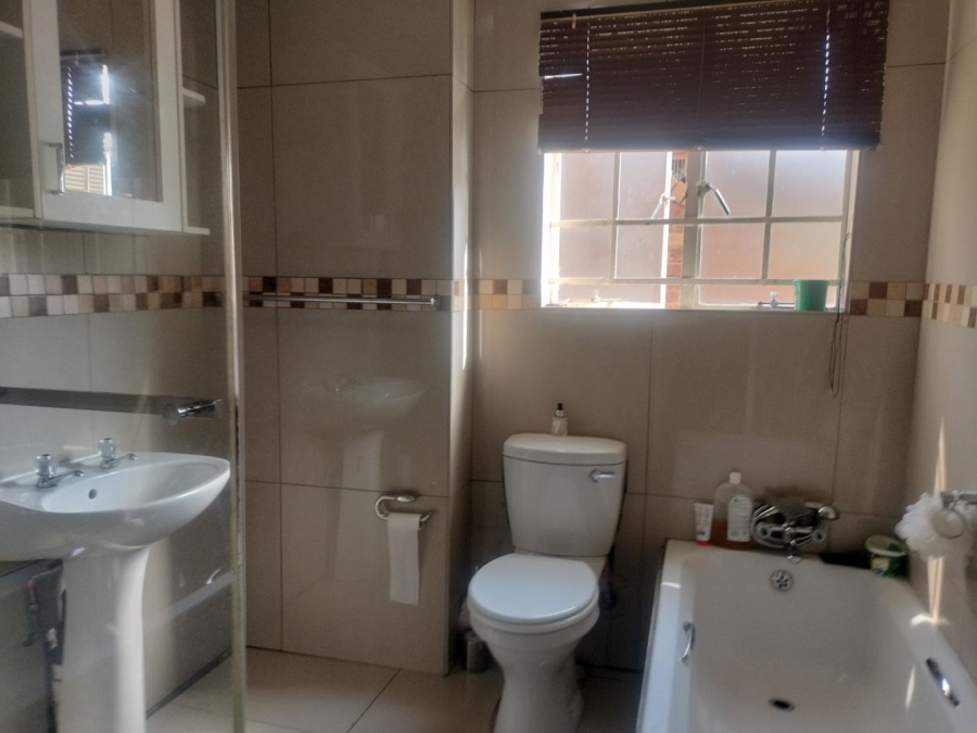 2 Bedroom Property for Sale in Erand Gardens Gauteng