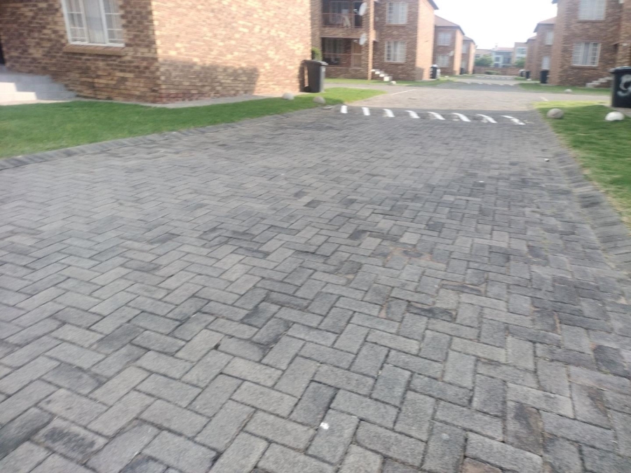 2 Bedroom Property for Sale in Erand Gardens Gauteng