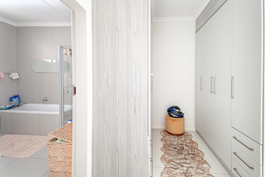 2 Bedroom Property for Sale in Erand Gardens Gauteng