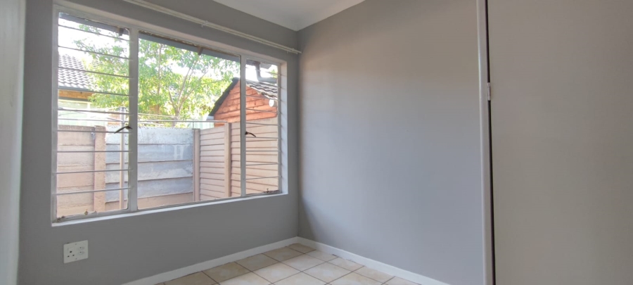 2 Bedroom Property for Sale in Rooihuiskraal North Gauteng