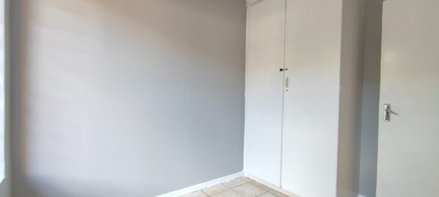 2 Bedroom Property for Sale in Rooihuiskraal North Gauteng