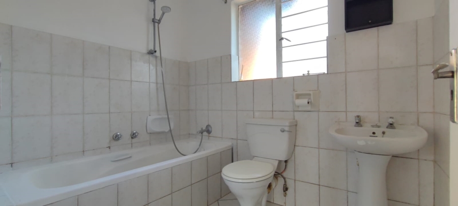2 Bedroom Property for Sale in Rooihuiskraal North Gauteng