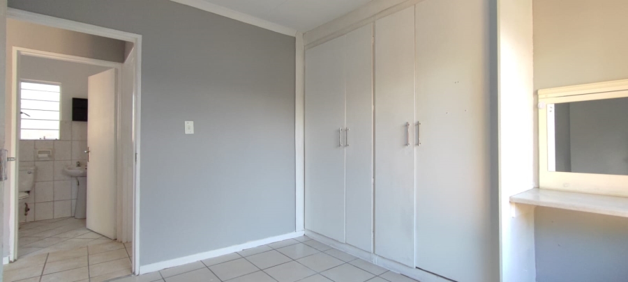 2 Bedroom Property for Sale in Rooihuiskraal North Gauteng