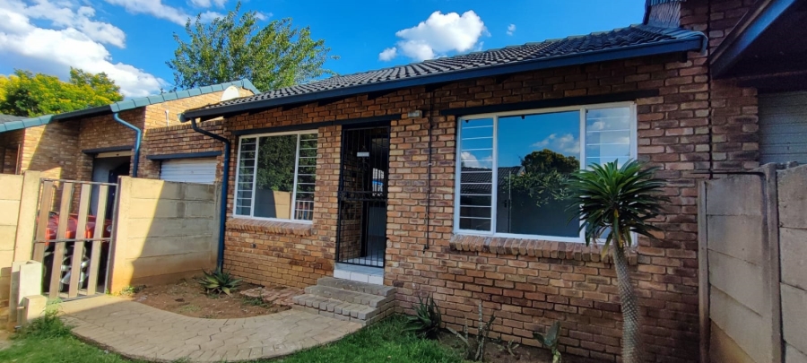 2 Bedroom Property for Sale in Rooihuiskraal North Gauteng