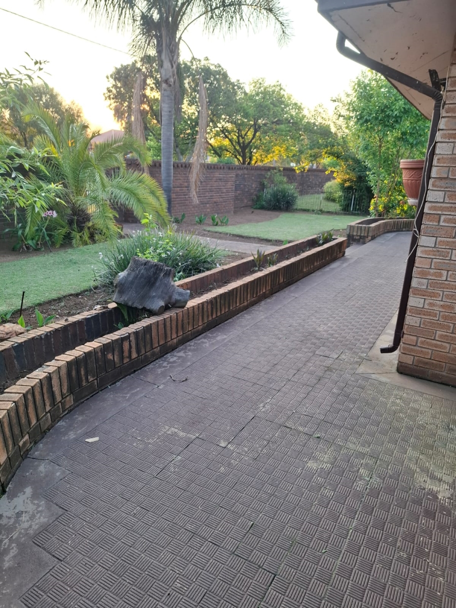 5 Bedroom Property for Sale in Selcourt Gauteng