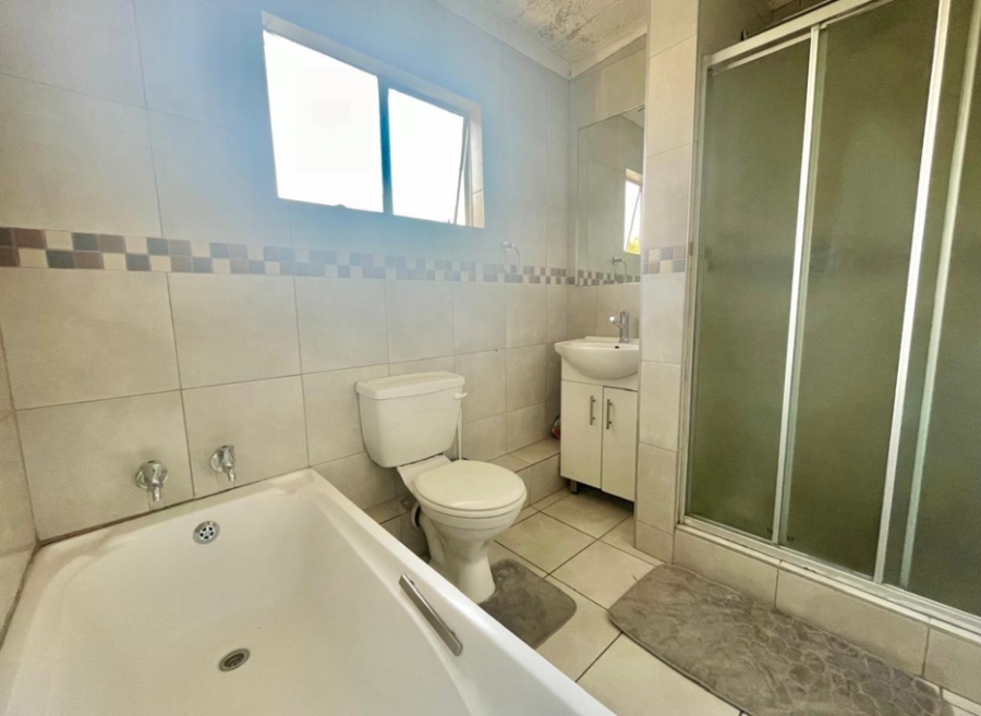 2 Bedroom Property for Sale in Mulbarton Gauteng