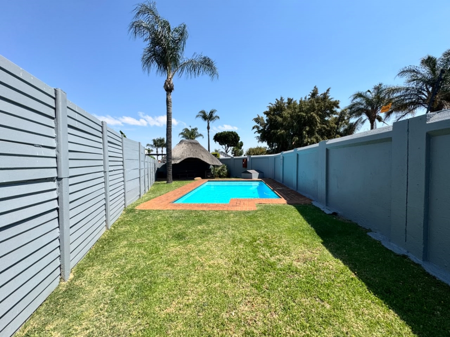 2 Bedroom Property for Sale in The Reeds Gauteng