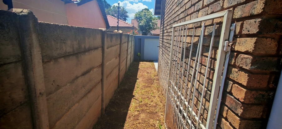 To Let 2 Bedroom Property for Rent in Albertsdal Gauteng