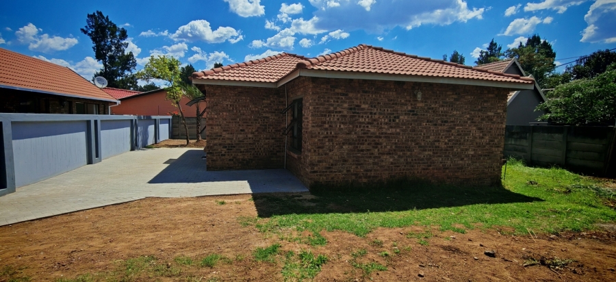 To Let 2 Bedroom Property for Rent in Albertsdal Gauteng