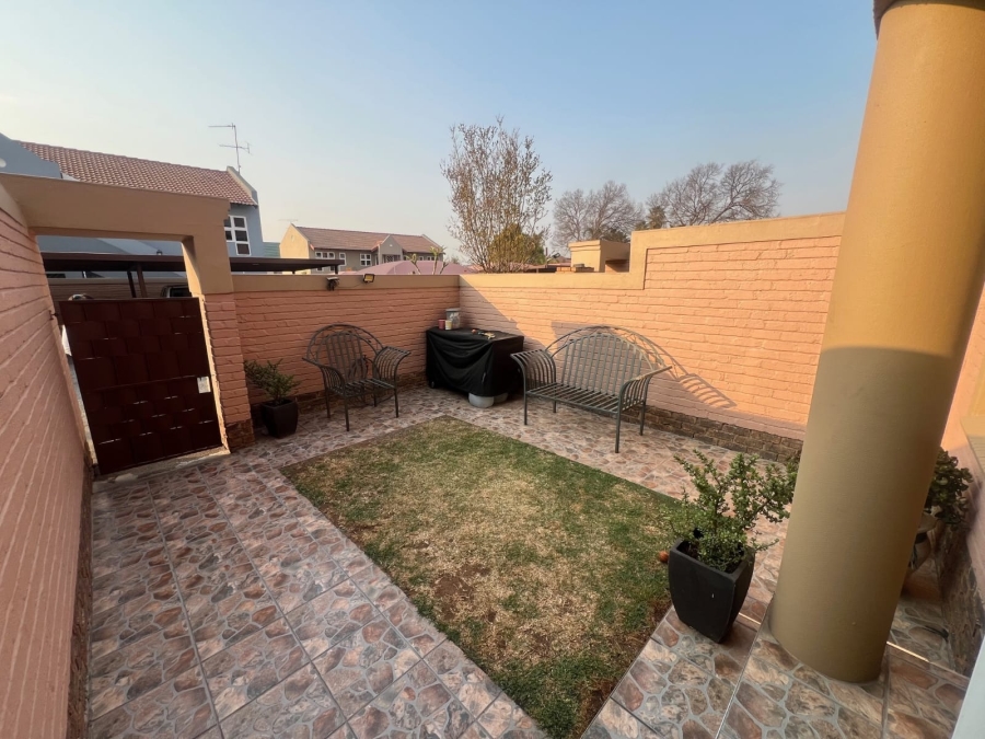 To Let 2 Bedroom Property for Rent in New Redruth Gauteng