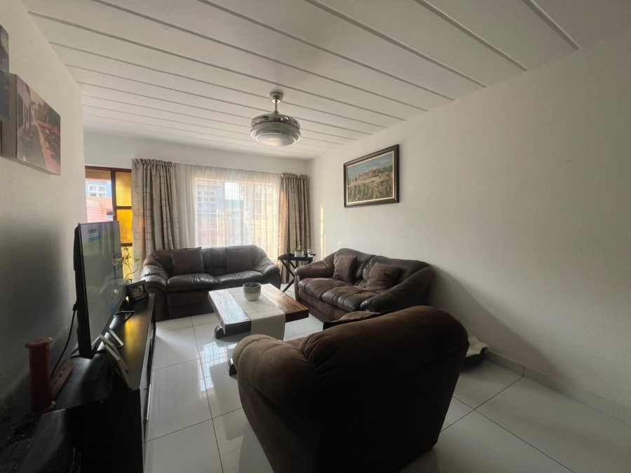 To Let 2 Bedroom Property for Rent in New Redruth Gauteng