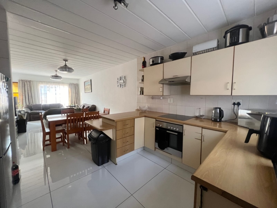 To Let 2 Bedroom Property for Rent in New Redruth Gauteng