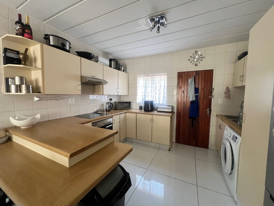 To Let 2 Bedroom Property for Rent in New Redruth Gauteng