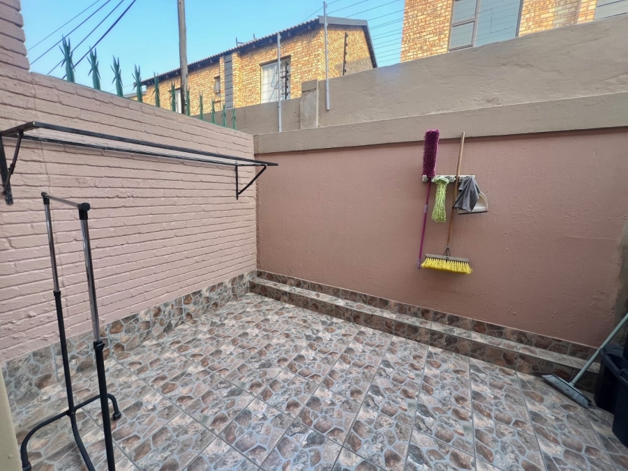To Let 2 Bedroom Property for Rent in New Redruth Gauteng