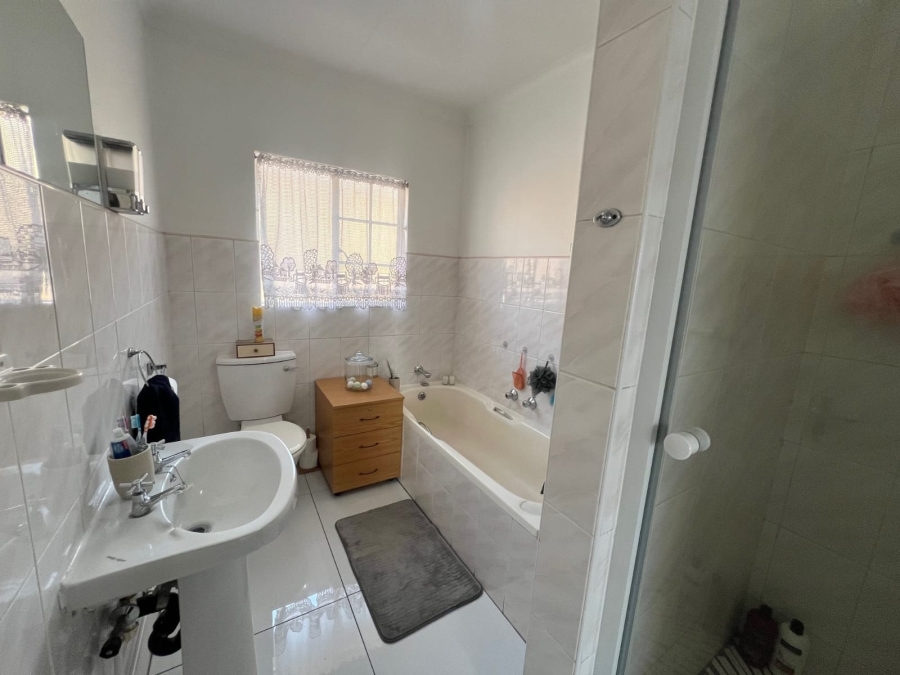 To Let 2 Bedroom Property for Rent in New Redruth Gauteng