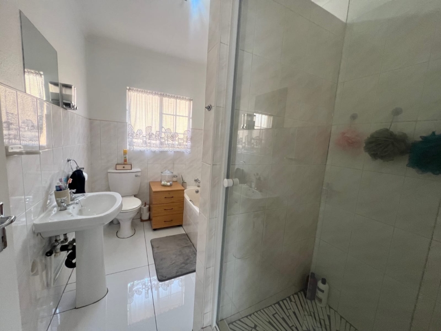 To Let 2 Bedroom Property for Rent in New Redruth Gauteng