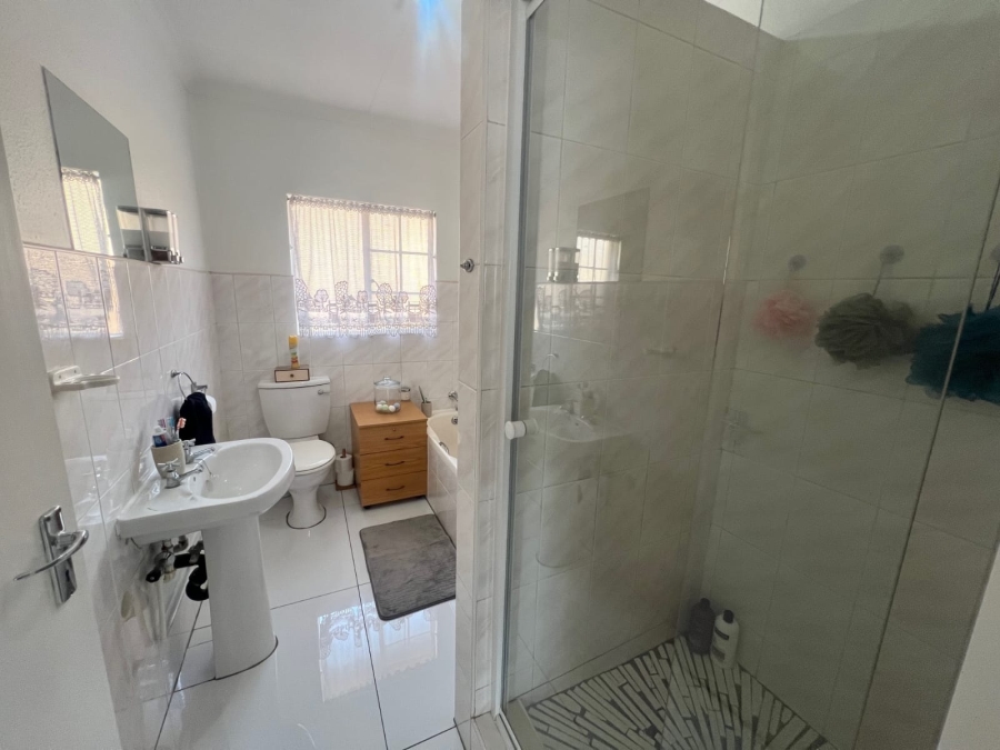 To Let 2 Bedroom Property for Rent in New Redruth Gauteng