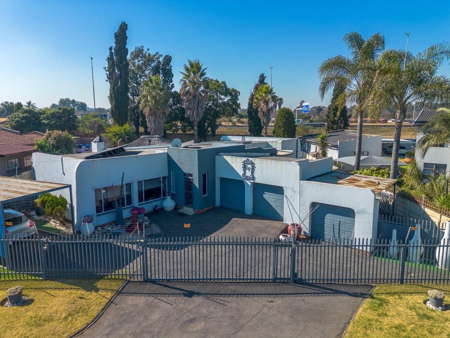 4 Bedroom Property for Sale in Verwoerdpark Gauteng