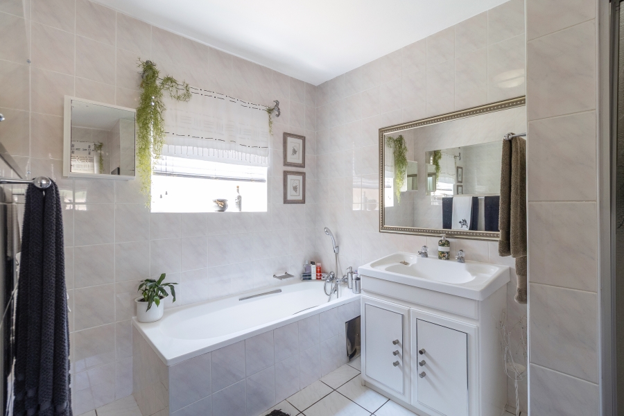 3 Bedroom Property for Sale in Faerie Glen Gauteng
