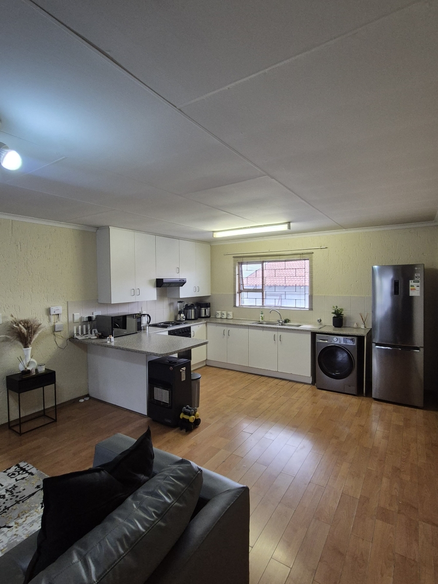 To Let 2 Bedroom Property for Rent in Vorna Valley Gauteng