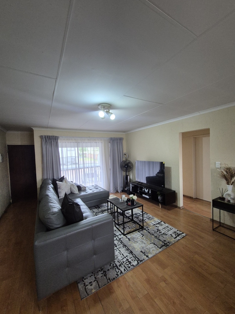 To Let 2 Bedroom Property for Rent in Vorna Valley Gauteng